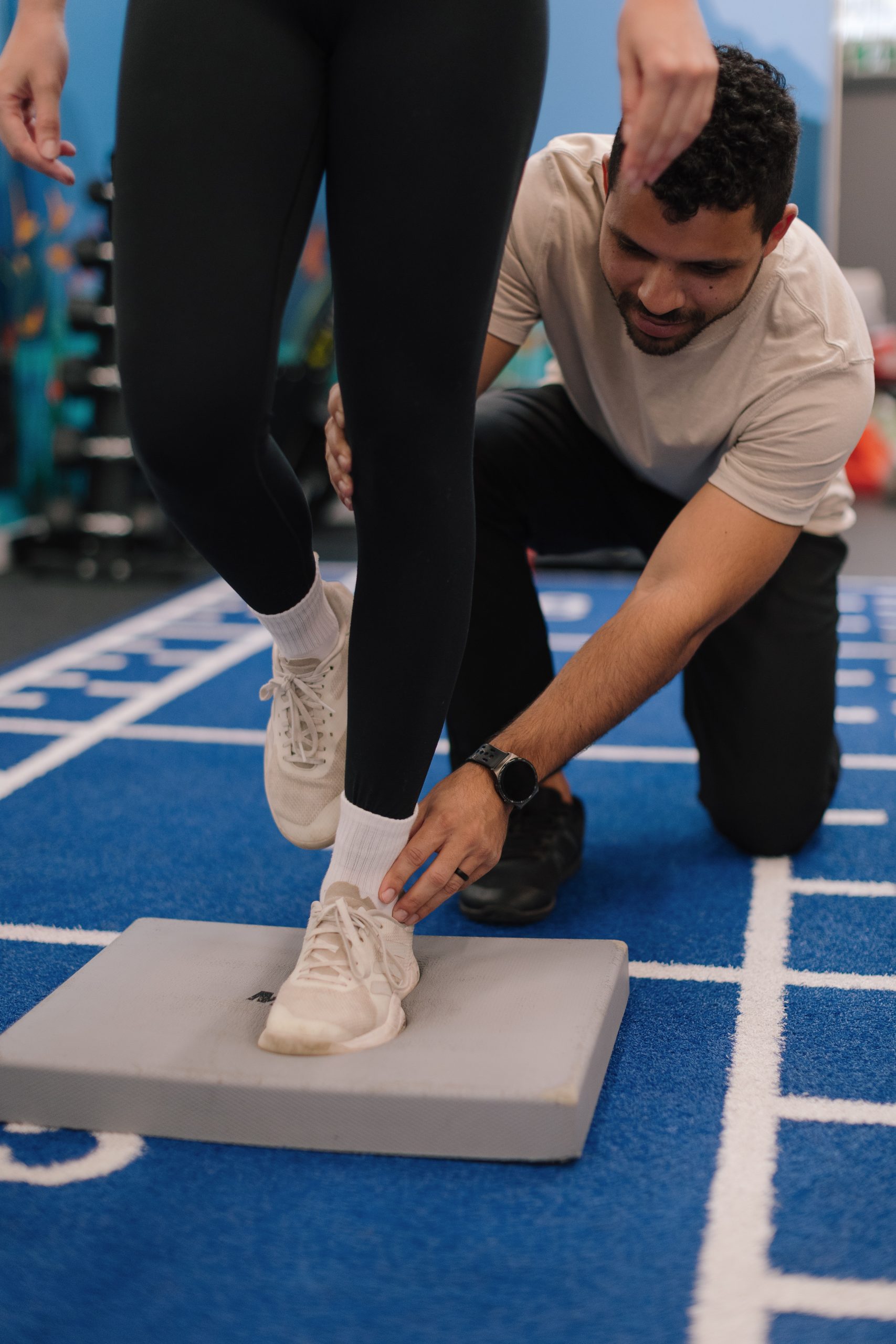 a physio working on ankle foot balance rehab exercises in spanish